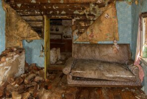 old_abandoned_farmhouse_sofa_room_ruin_dirt