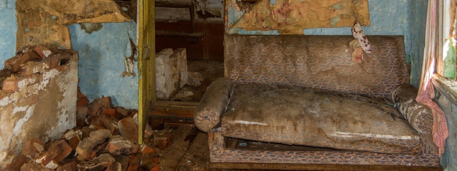 old_abandoned_farmhouse_sofa_room_ruin_dirt